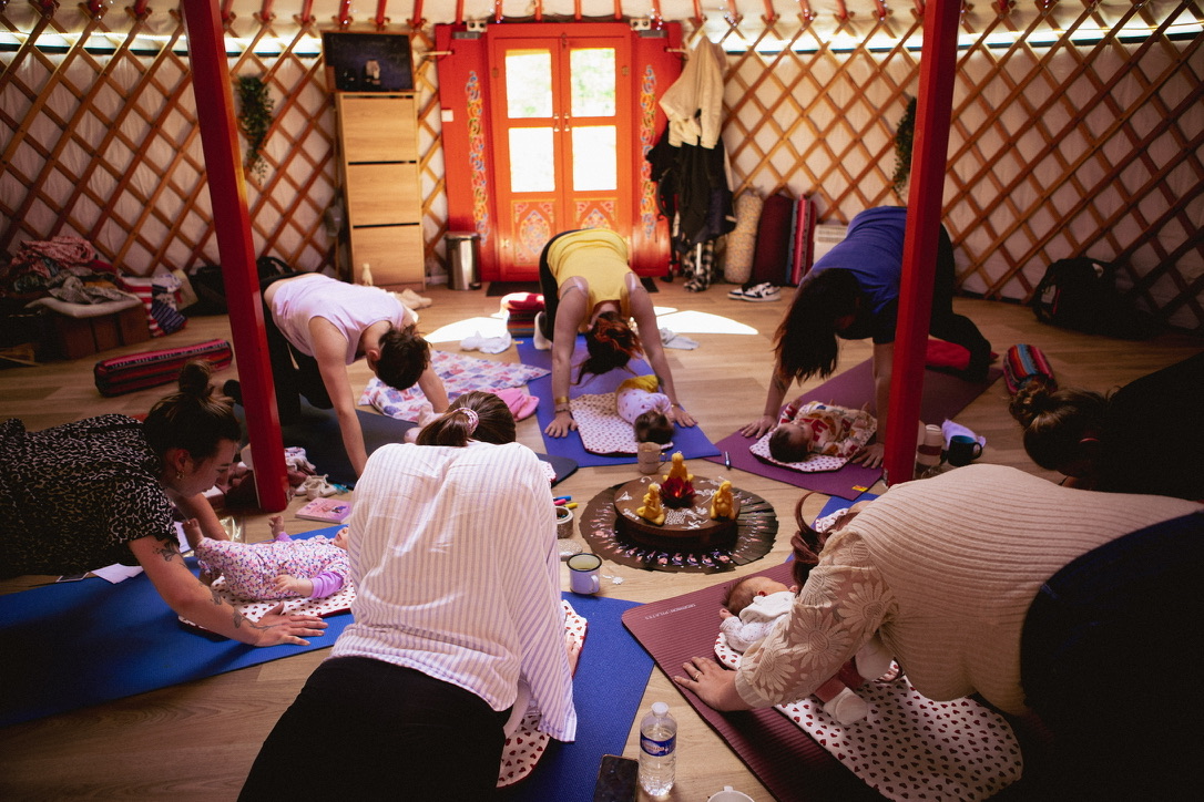 Séance de yoga mamans-bébés